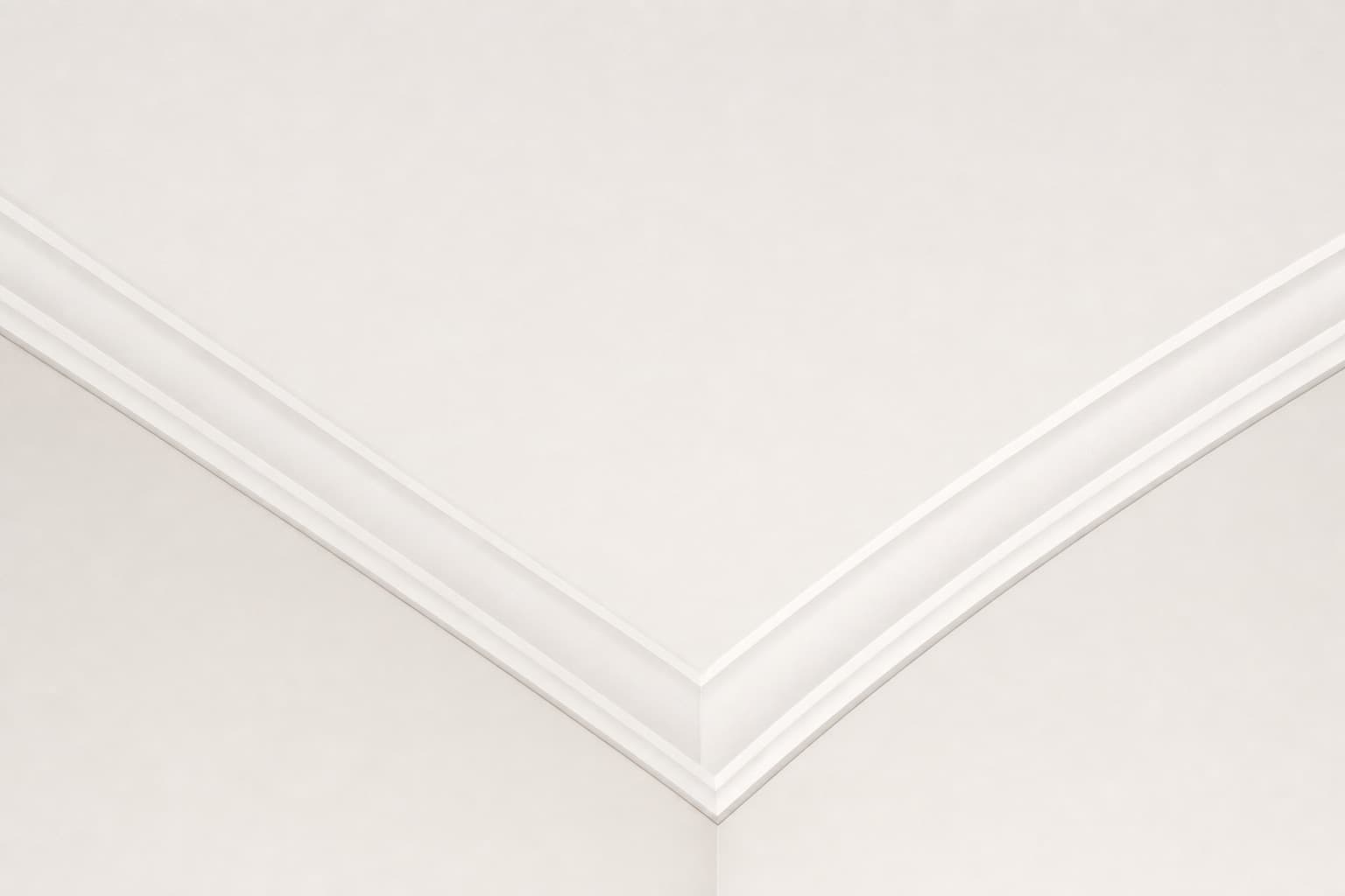 Le même angle de plafond réparé, plaque neuve enduite et peinte, sans trace